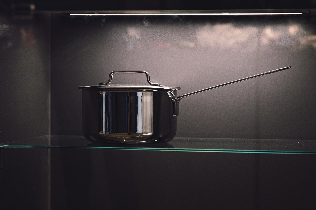 Kastrull i glasskåp